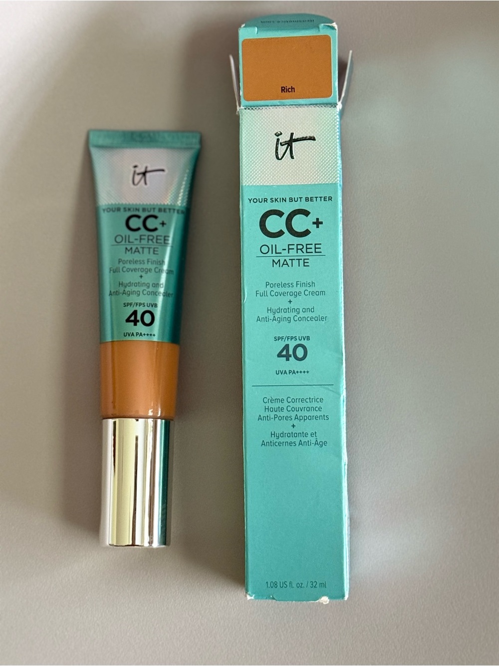 it cosmetics CC+ Oil-Free Matte Cream SPF 40 in Teal Packaging - Picture 3 of 6